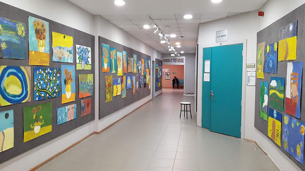 7. Sınıf Öğrencilerimiz Van Gogh Müze Ziyareti Sonrası Resimlerini Sergilediler