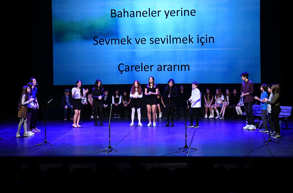 Ortaokul Öğrencilerimiz Şiir Dinletisi İçin Sahnedeydi