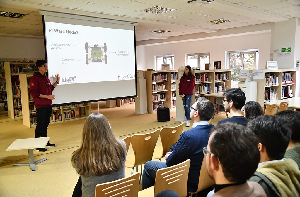 Lise Öğrencilerimizin Düzenlediği PiWars Eğitimi İle Katılımcılar Kendi Robotlarını Tasarladılar