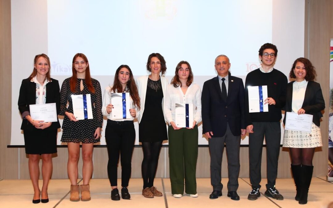 Lise Öğrencilerimiz Uluslararası Gençlik Ödülleri Töreninde Ödül Aldılar