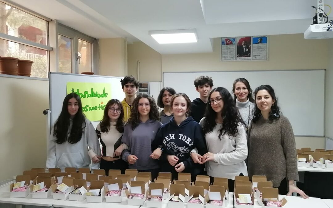 Öğrencilerimiz, Yerel Kadın Üreticiler için Mum Hazırladı