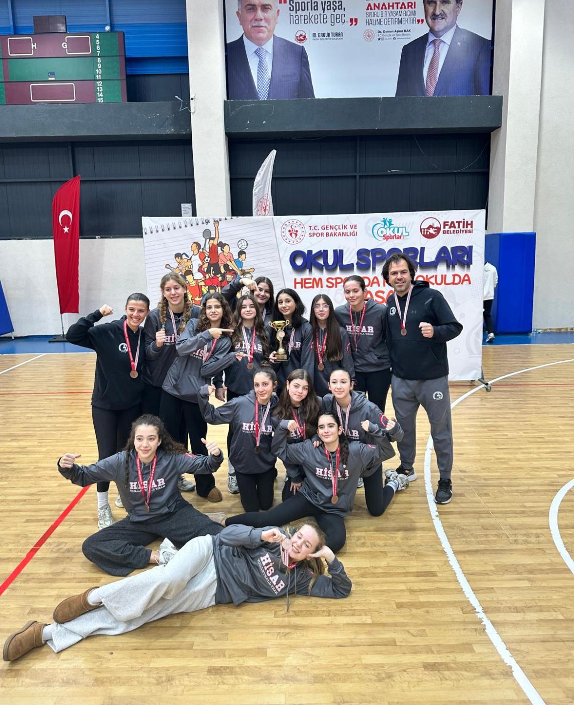 Yıldız Kız Voleybol Takımımız İstanbul 3.sü Oldu